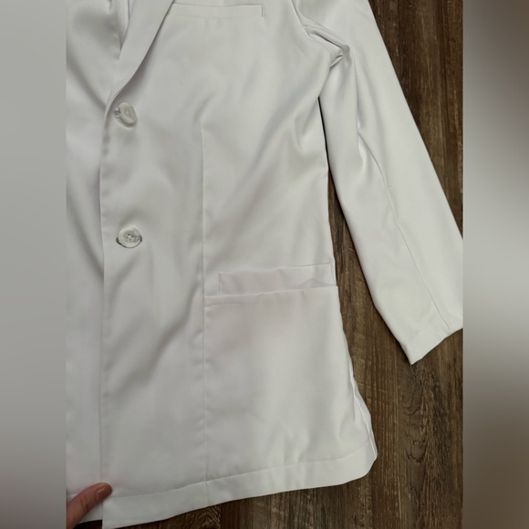 Figs Bellevue Short White Lab Coat - Picture 9 of 13